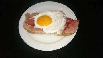 TOSTA DE JAMON CON HUEVO ROTO