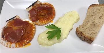 Zamburiñas al vino con Jamón